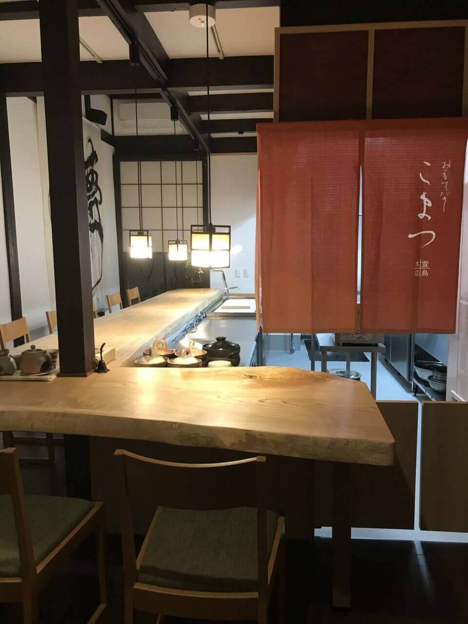 1階カウンター席8席